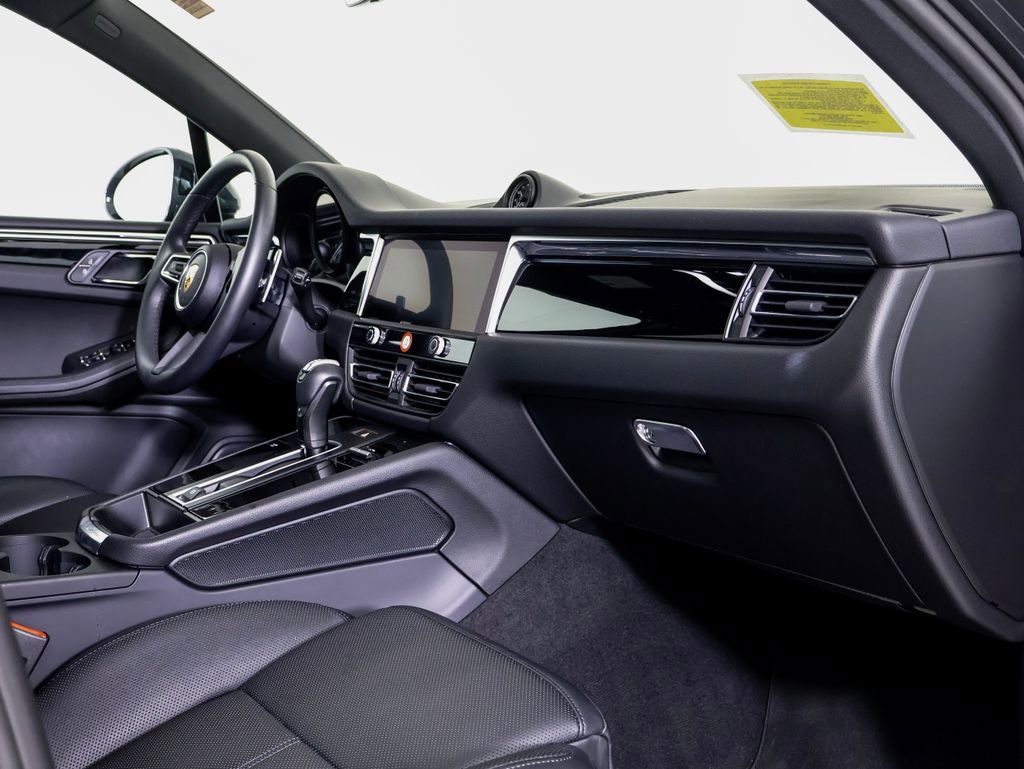 Certified 2025 Porsche Macan AWD/4WD image 7