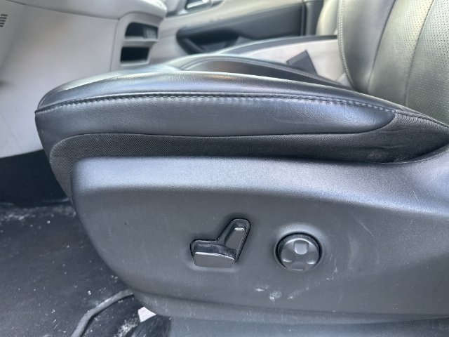 Used 2024 Chrysler Pacifica Limited FWD image 16
