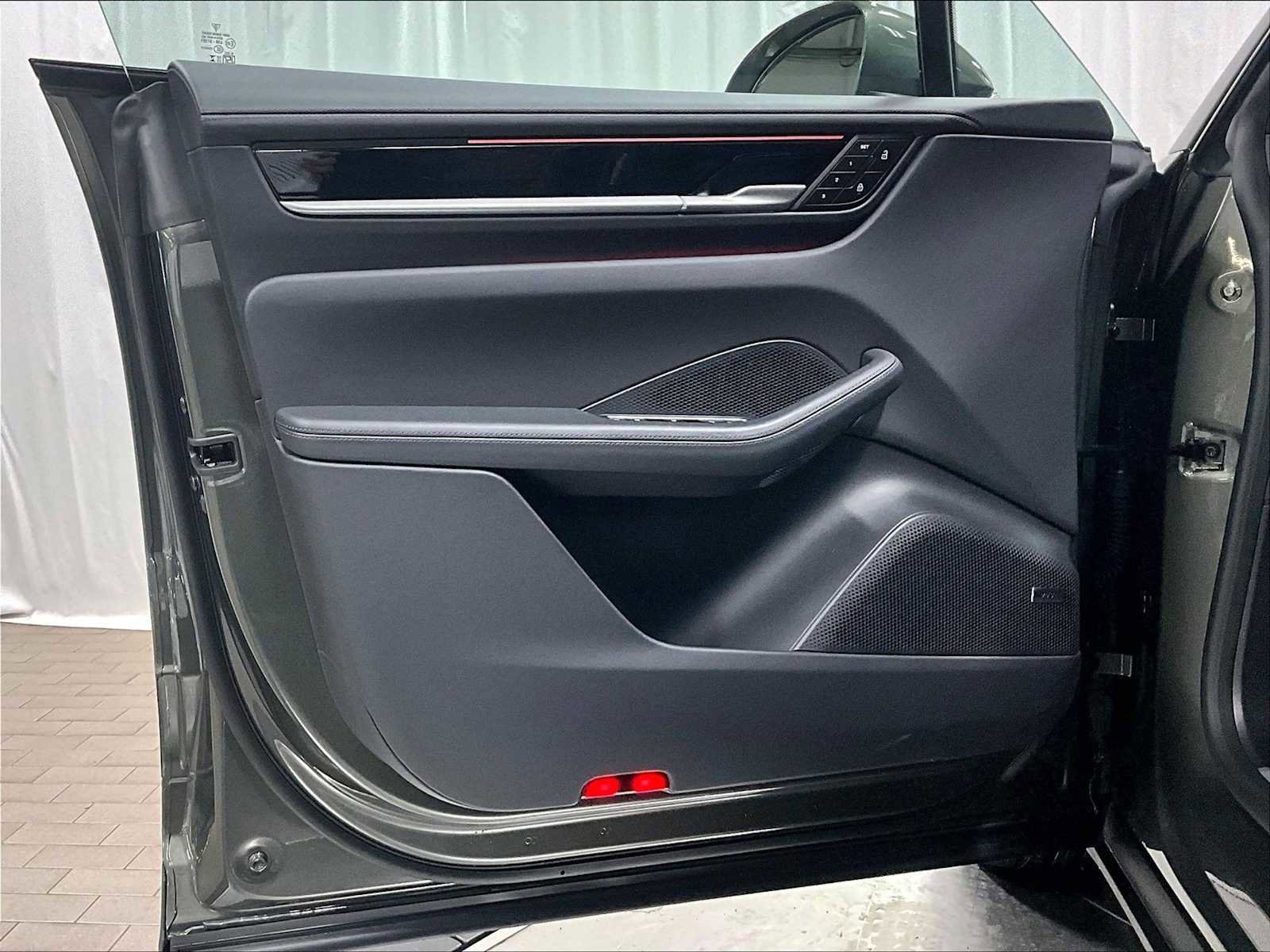 Used 2025 Porsche Macan 4 Electric image 25