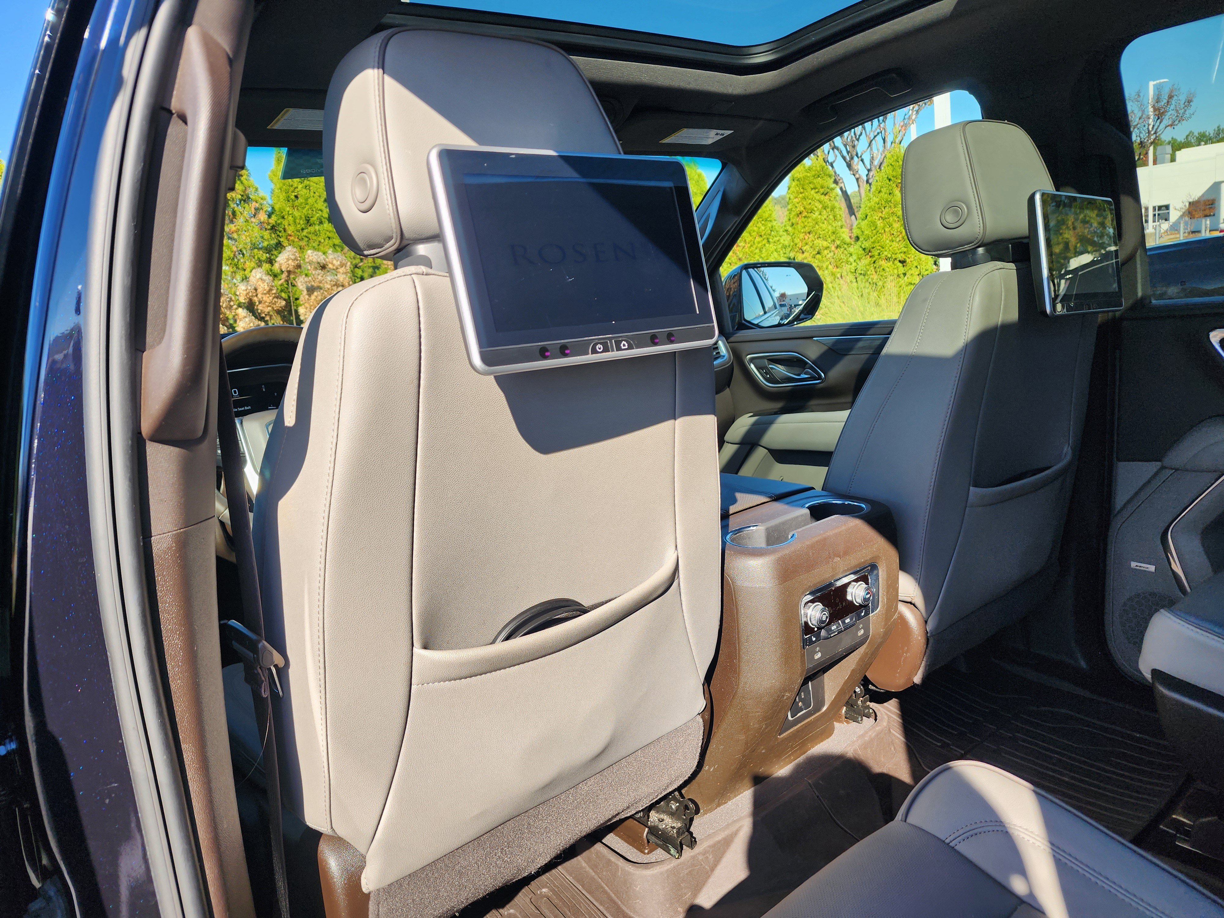 Used 2023 GMC Yukon XL SLT w/ SLT Premium Package image 16