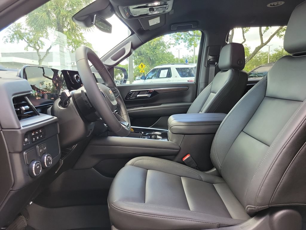 Used 2026 Chevrolet Suburban LT RWD image 17
