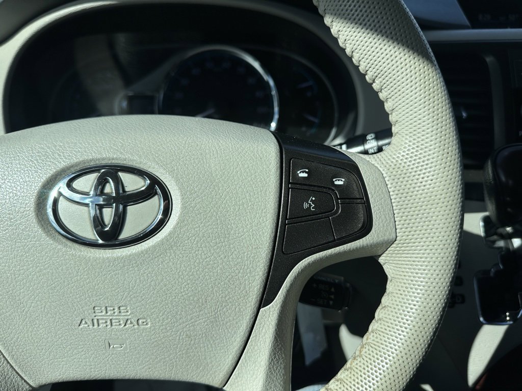 Used 2014 Toyota Sienna XLE image 21
