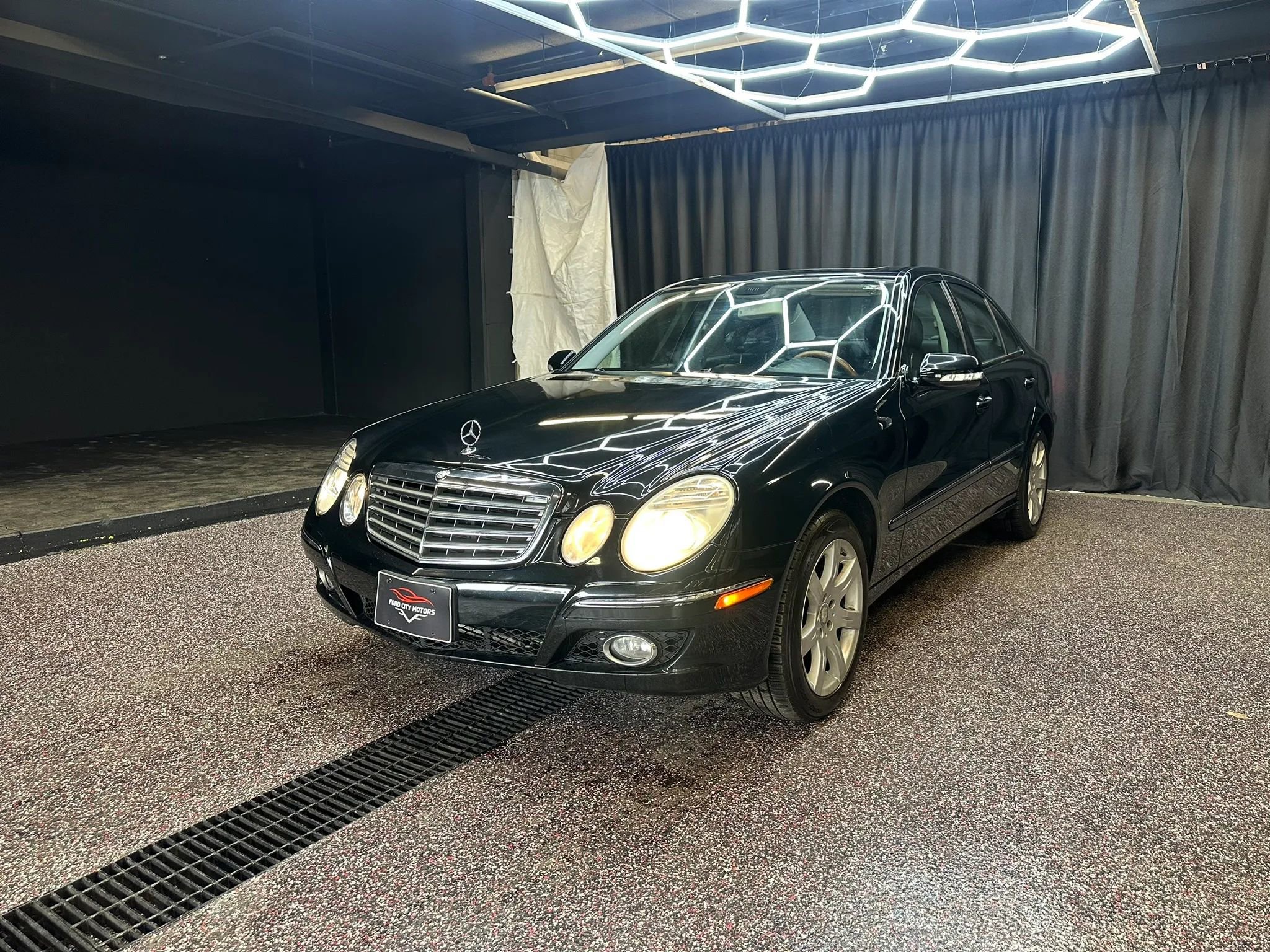 Used 2008 Mercedes-Benz E 350 4MATIC Sedan image 3