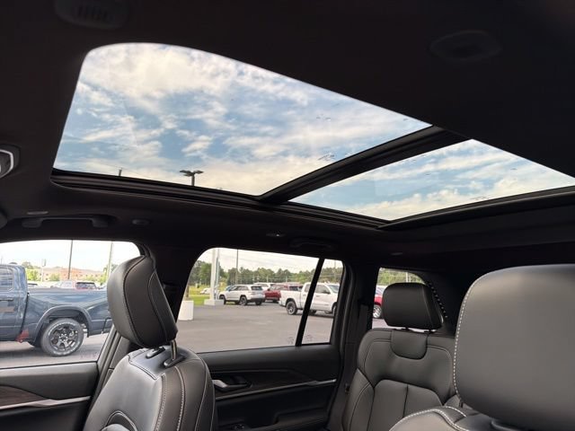 New 2026 Jeep Grand Cherokee Limited w/ Limited Altitude Package RWD image 11