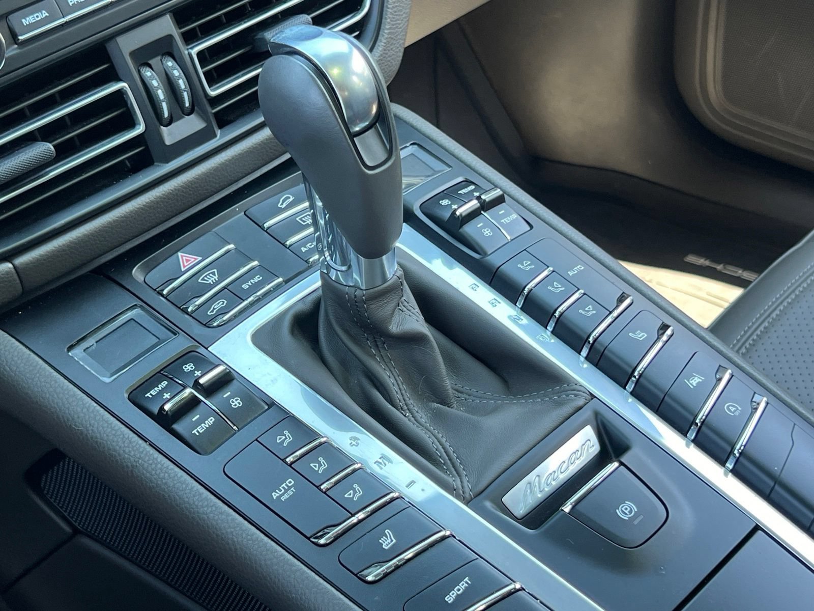 Certified 2021 Porsche Macan AWD/4WD image 31