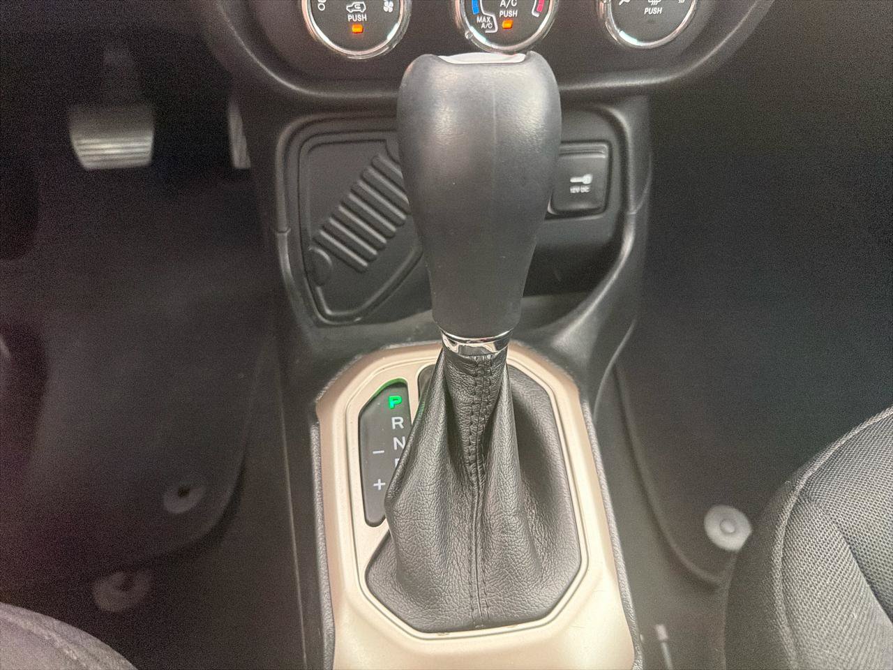 Used 2016 Jeep Renegade Latitude FWD image 24