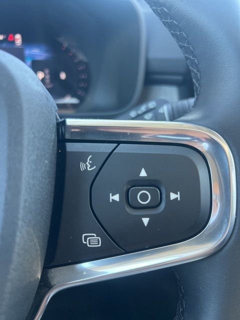 Used 2025 Volvo XC40 B5 Core image 13