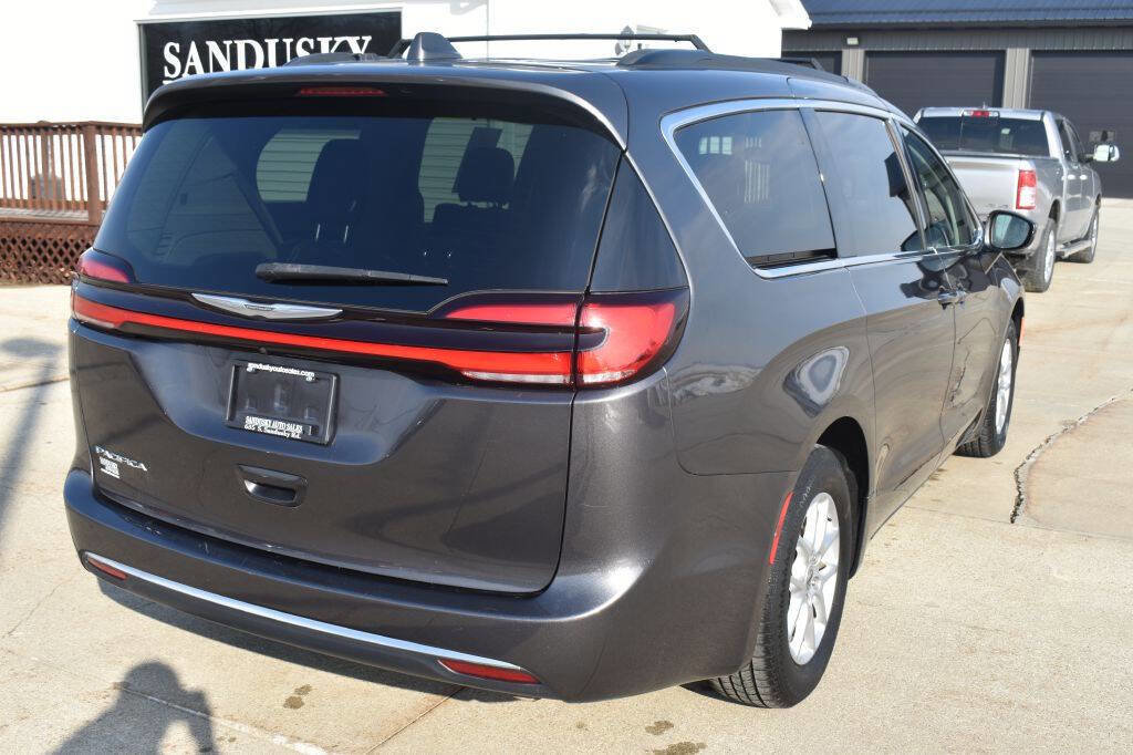Used 2022 Chrysler Pacifica Touring-L FWD image 3