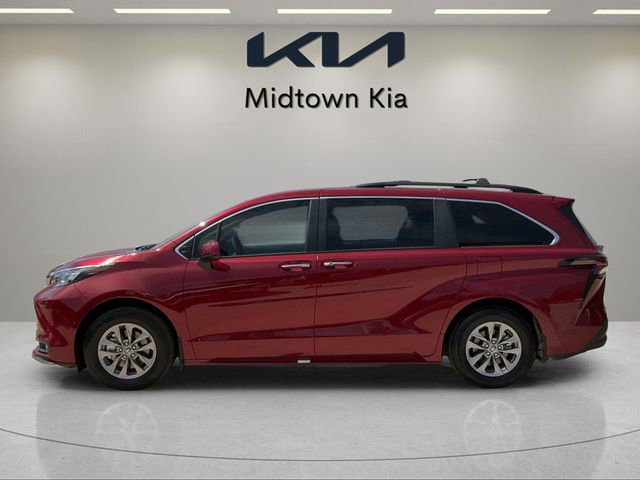 Used 2025 Toyota Sienna XLE FWD image 6