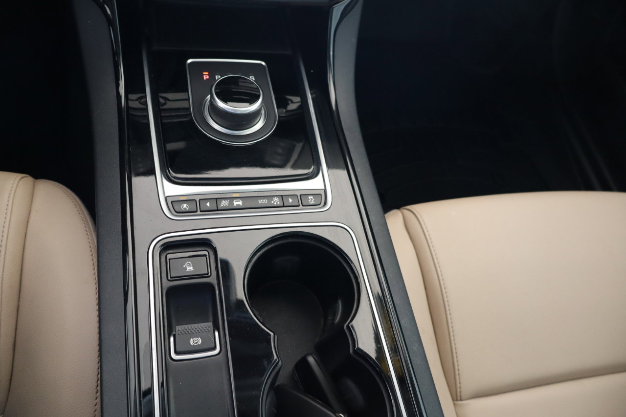 Used 2017 Jaguar XE image 21