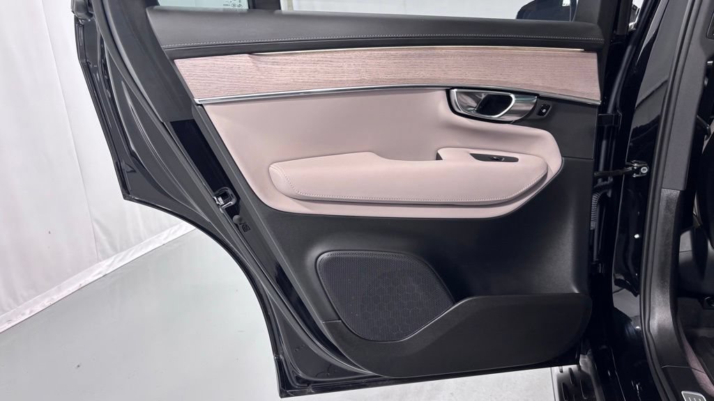 Certified 2025 Volvo XC90 B5 Plus AWD/4WD image 23