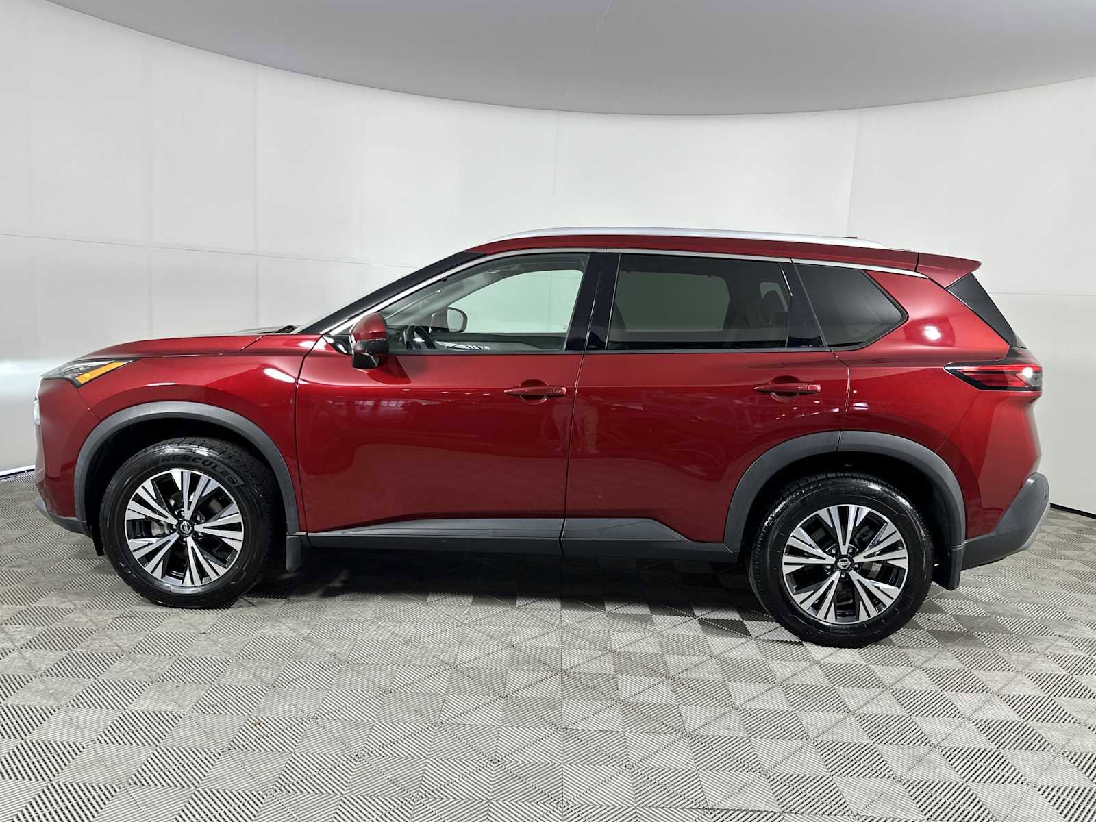 Used 2021 Nissan Rogue SV w/ Premium Package FWD image 5