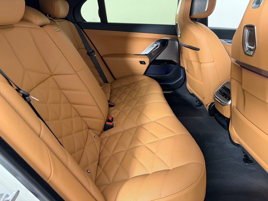 Used 2023 BMW 740i image 31