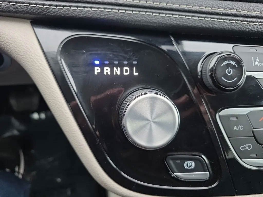 Used 2024 Chrysler Pacifica Select FWD image 30