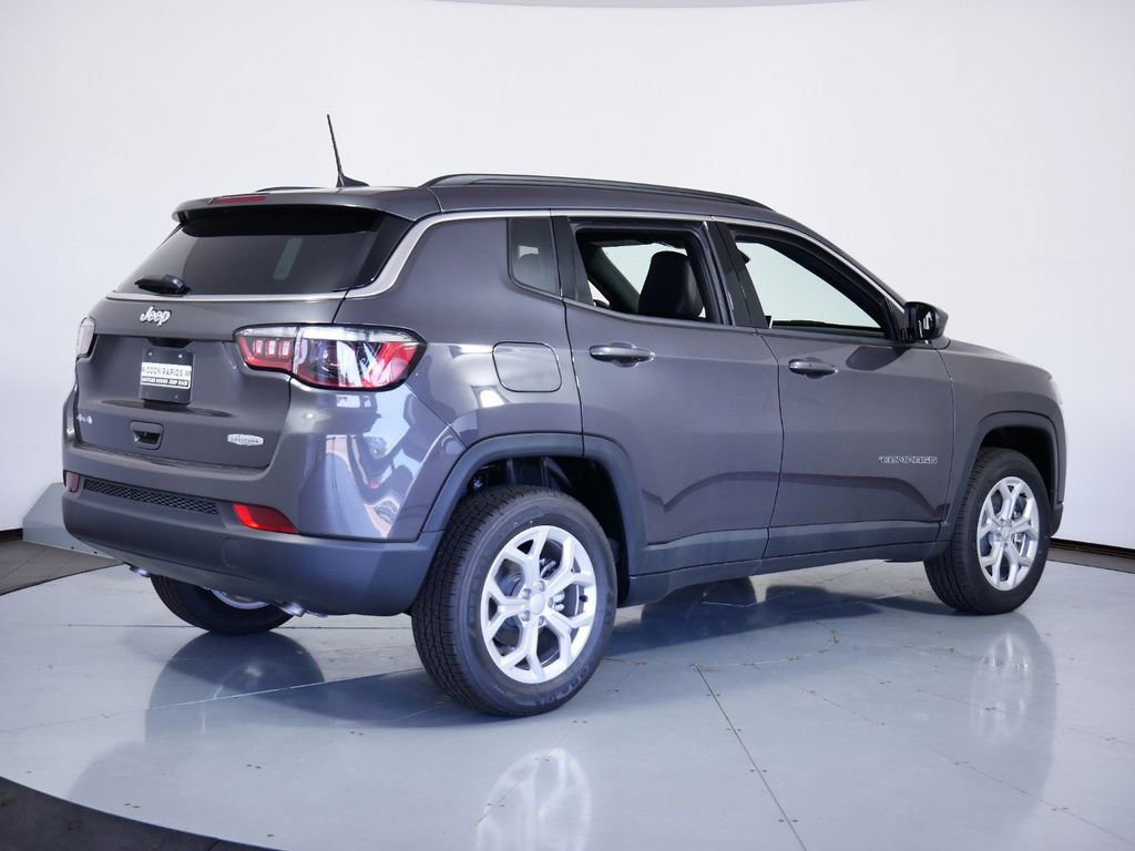 Used 2024 Jeep Compass Latitude image 8