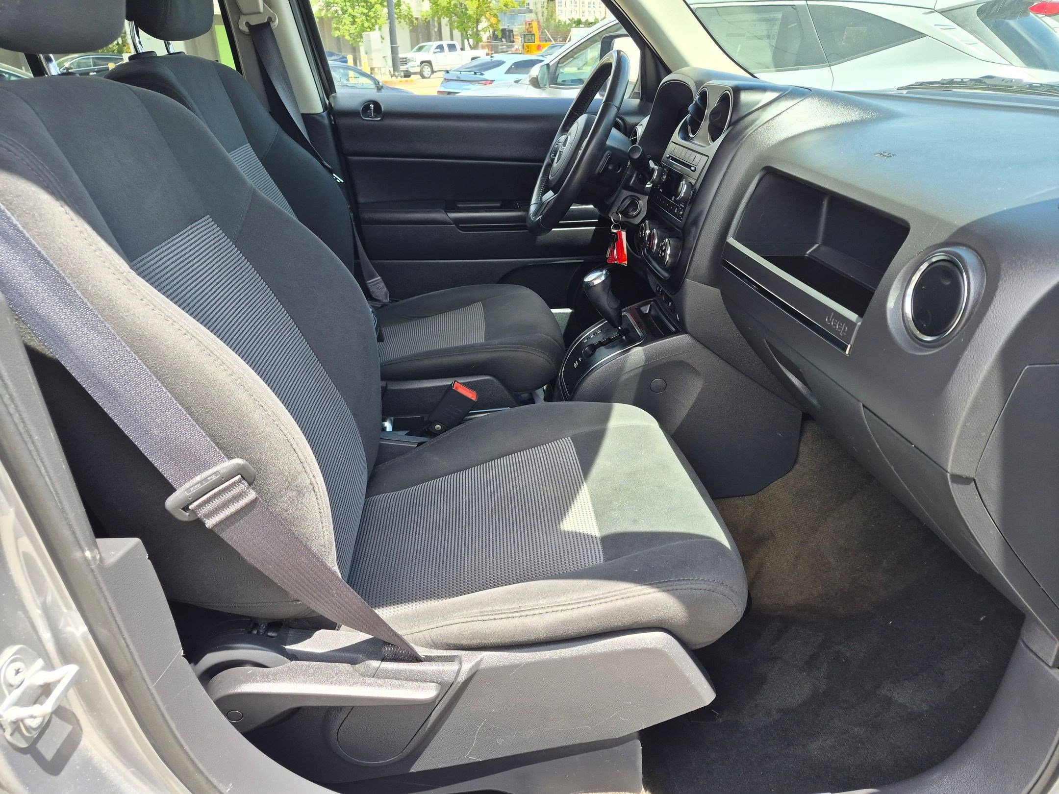 Used 2017 Jeep Patriot Latitude AWD/4WD image 30