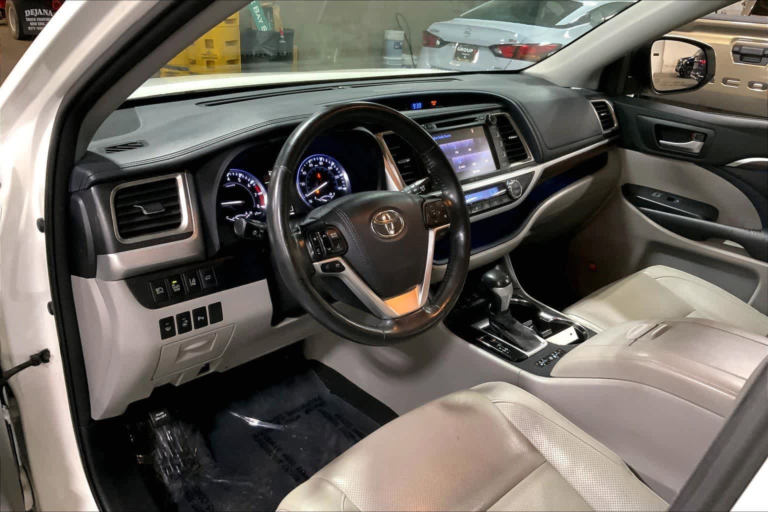 Used 2015 Toyota Highlander Limited Platinum AWD/4WD image 18