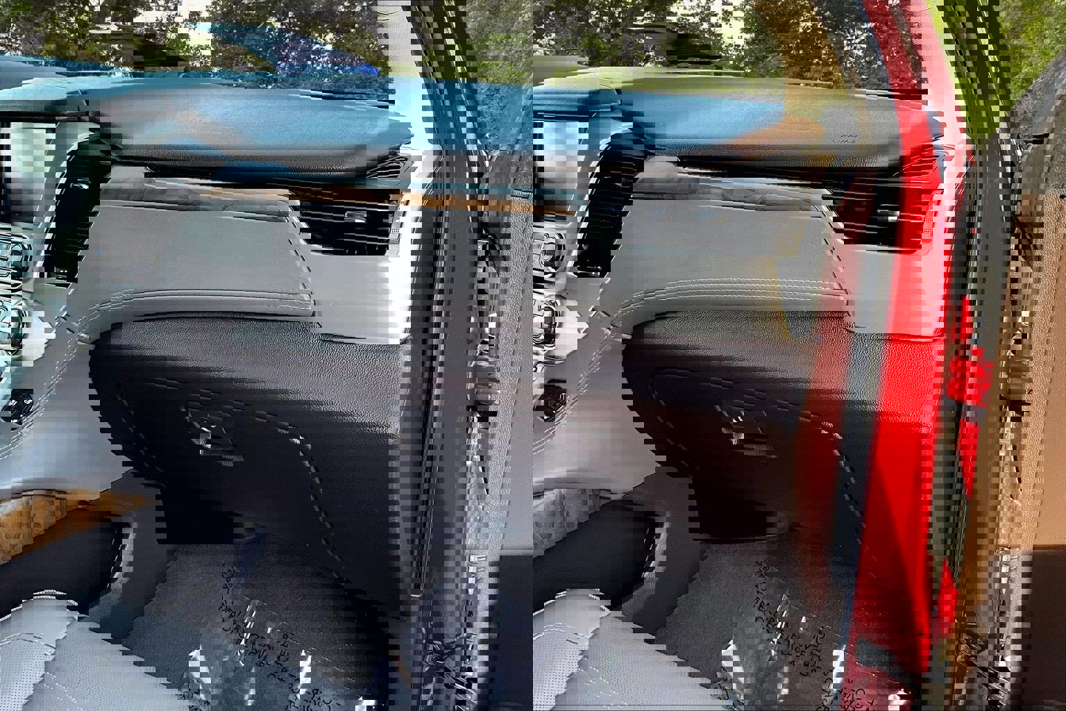 Used 2020 GMC Yukon Denali w/ Denali Premium Package image 29