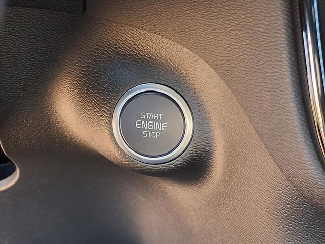 Used 2025 Volvo XC40 B5 Core image 11