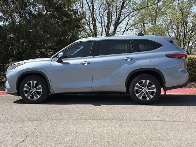 Used 2022 Toyota Highlander XLE image 10