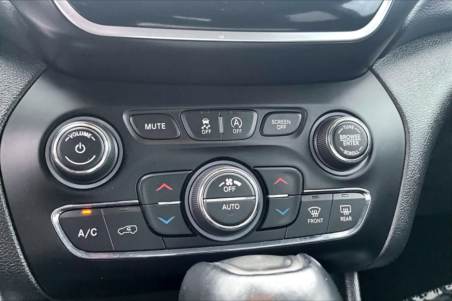 Used 2019 Jeep Cherokee Limited w/ Technology Group FWD image 34