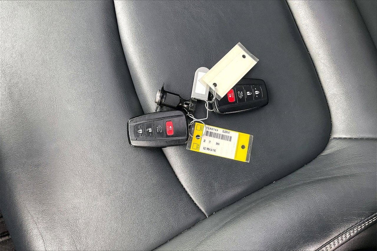 Used 2020 Toyota RAV4 XLE Premium image 33