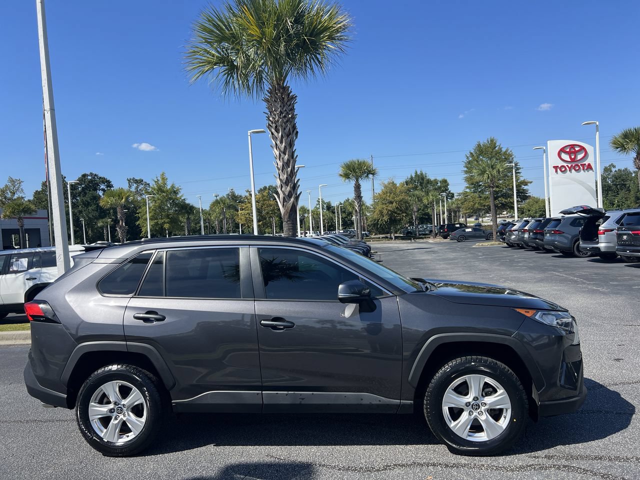 Used 2021 Toyota RAV4 XLE w/ Convenience Package FWD image 11
