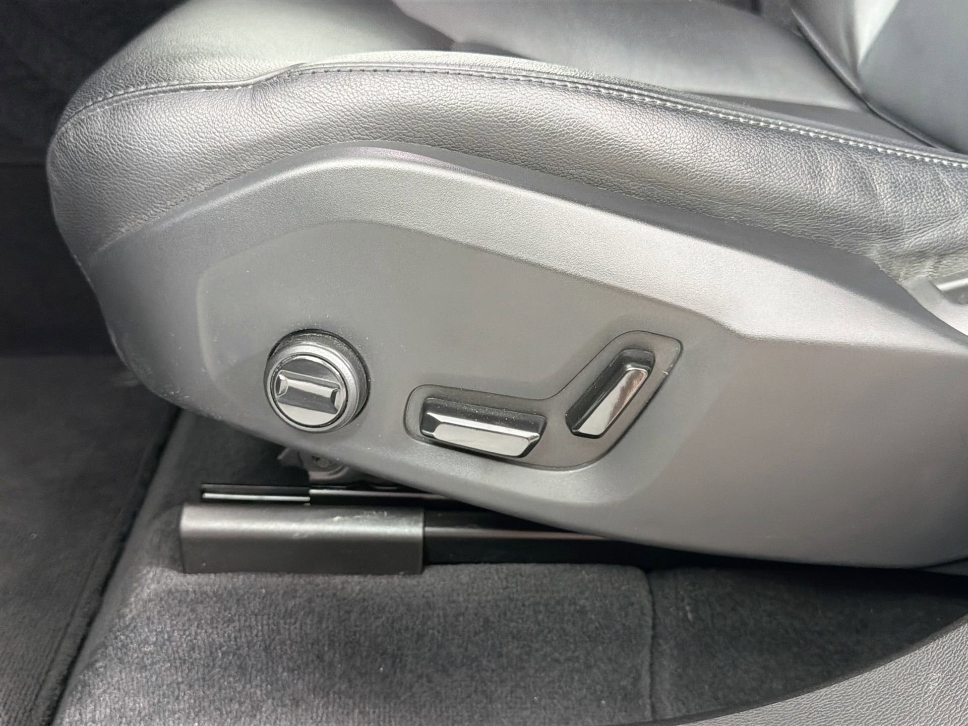 Certified 2023 Volvo XC60 B5 Core image 19