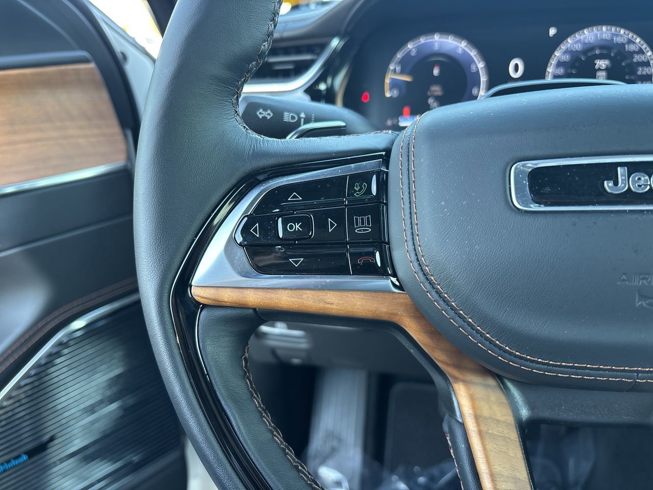 Used 2025 Jeep Grand Cherokee Summit image 30