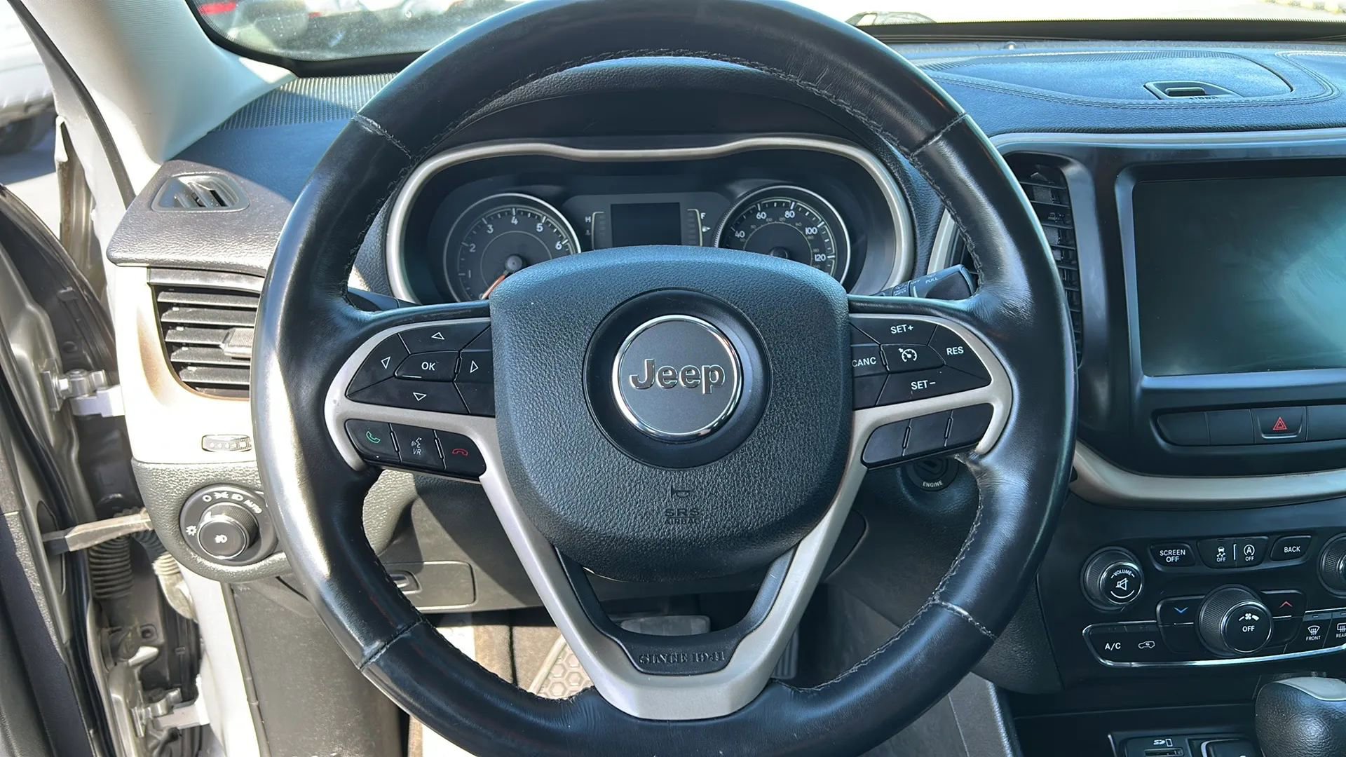 Used 2015 Jeep Cherokee Latitude w/ Cold Weather Group AWD/4WD image 15