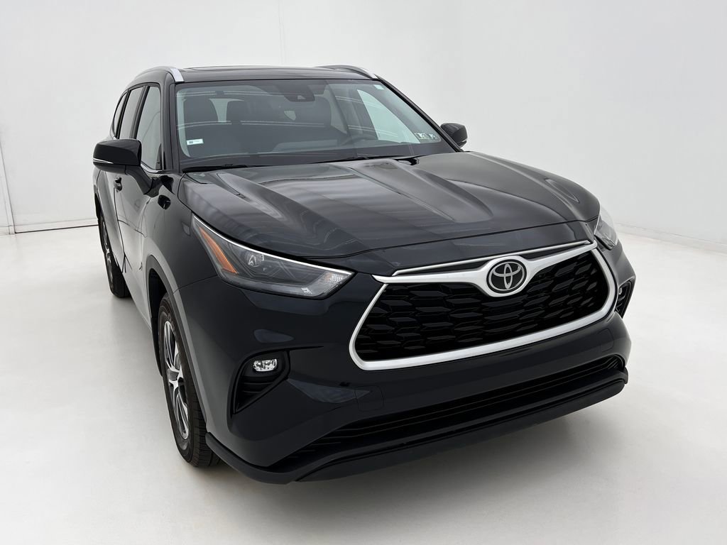 Used 2024 Toyota Highlander XLE image 3