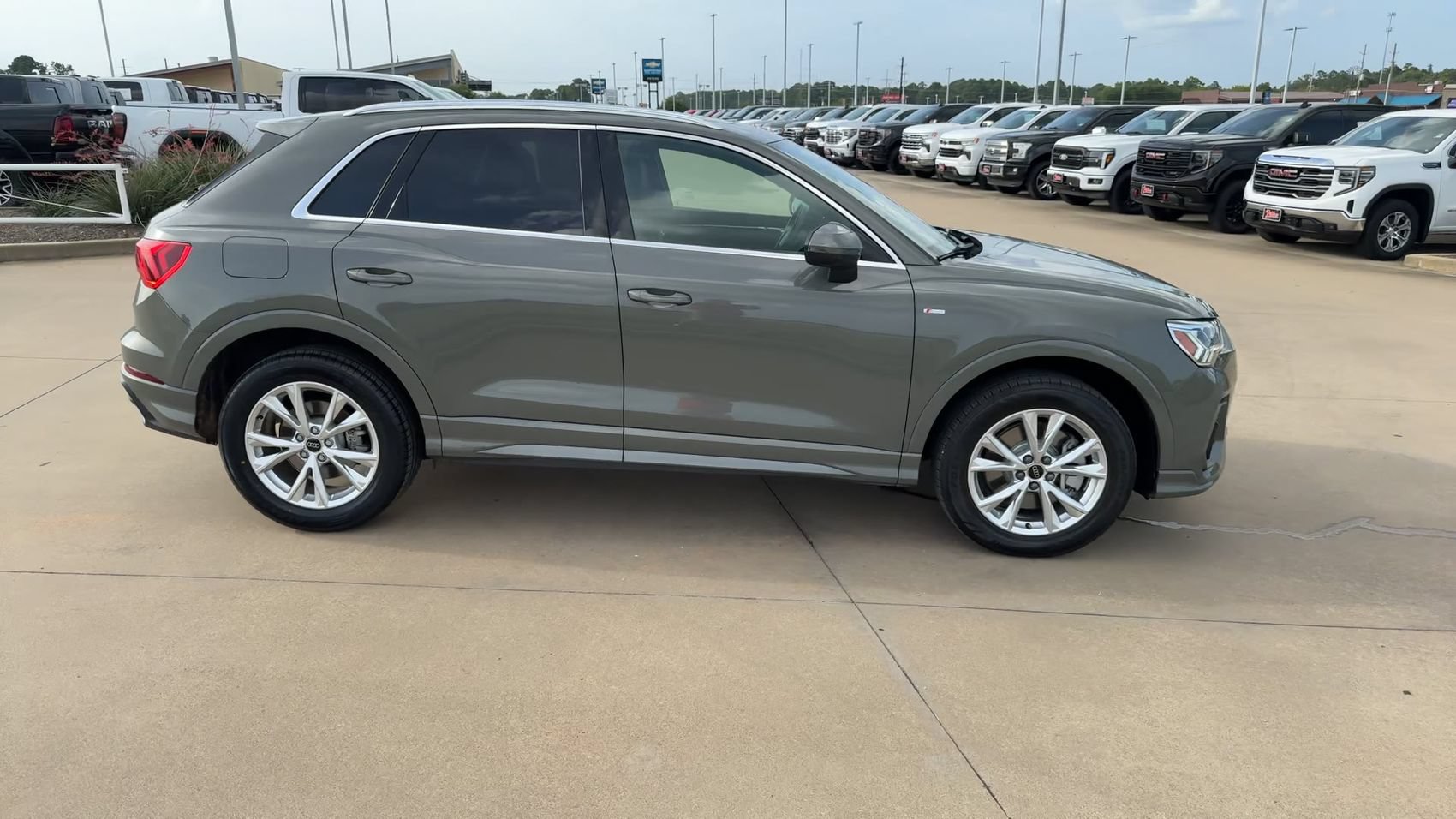 Used 2025 Audi Q3 2.0T Premium AWD/4WD image 2