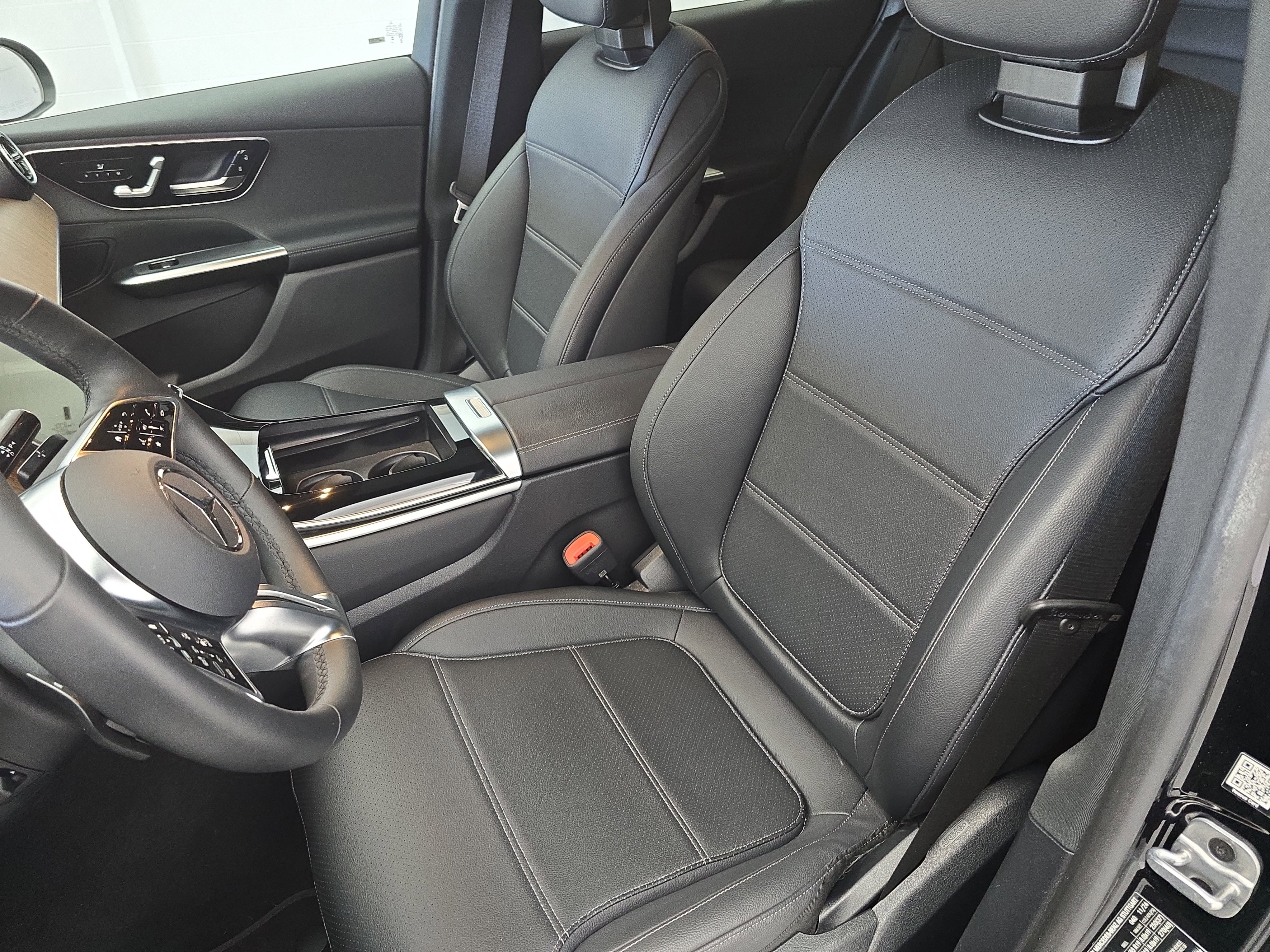 Used 2025 Mercedes-Benz GLC 300 4MATIC image 15