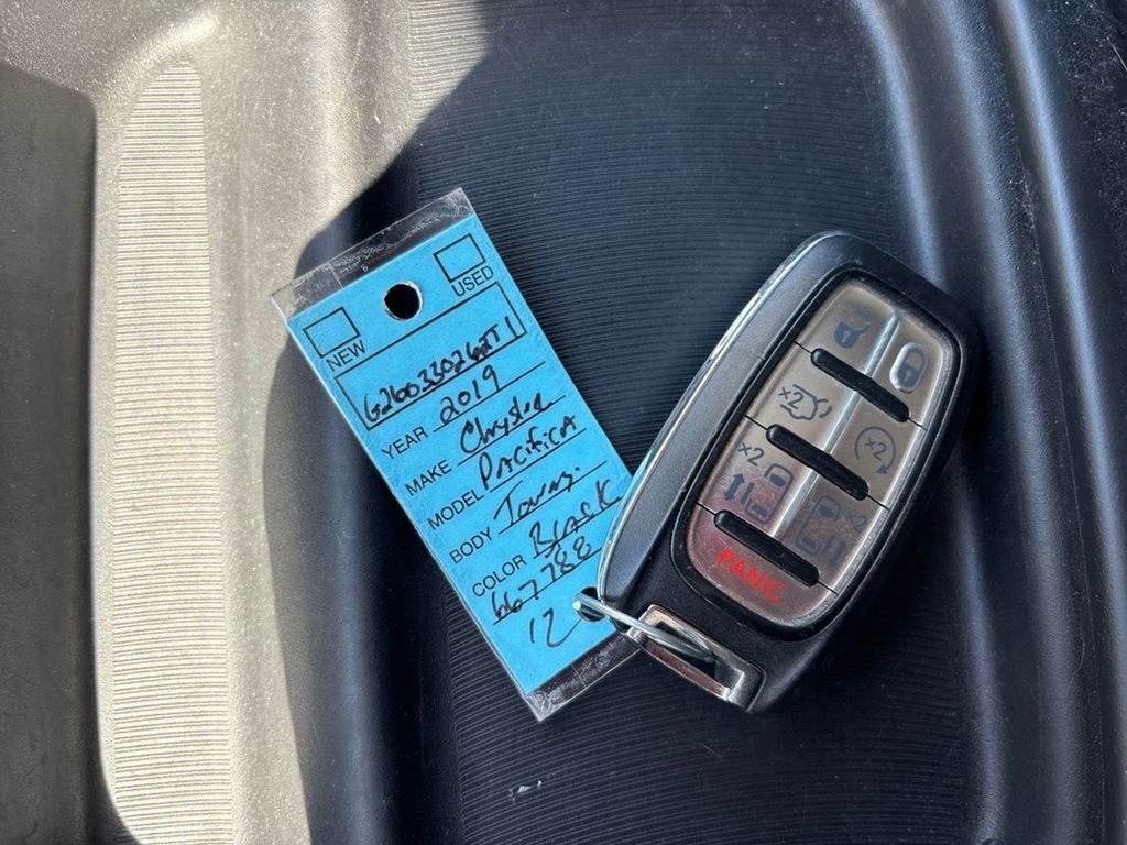 Used 2019 Chrysler Pacifica Touring-L FWD image 37