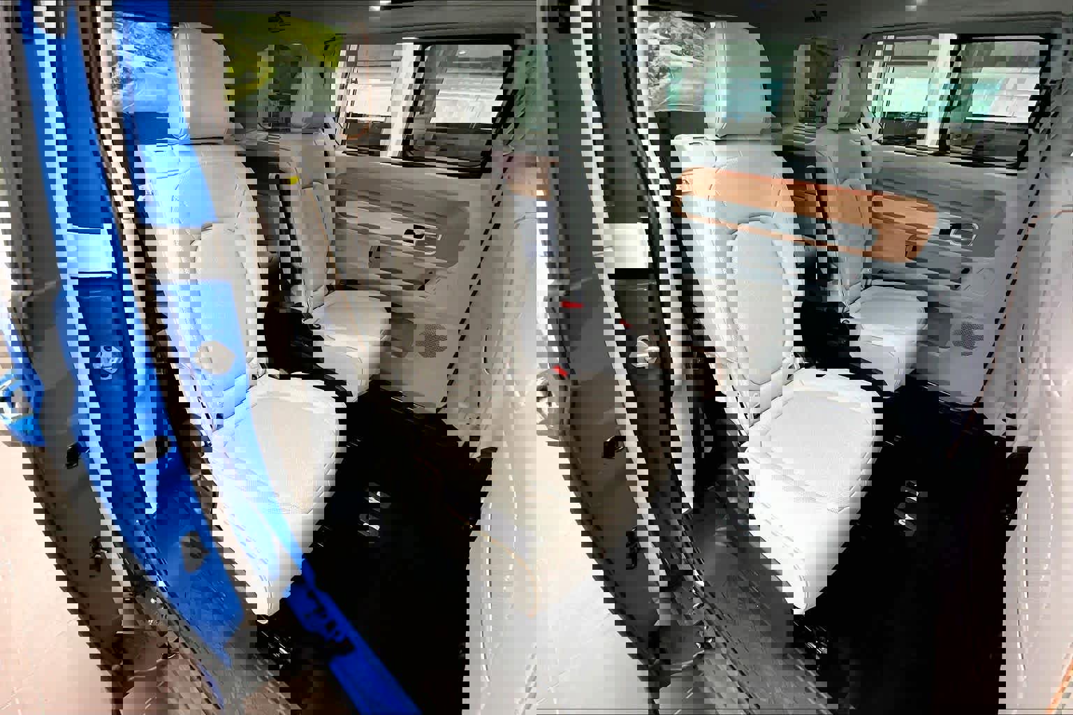 Used 2025 Volkswagen ID. Buzz 1st Edition image 18