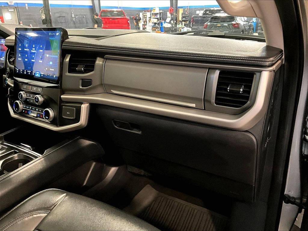 Used 2024 Ford Expedition XLT AWD/4WD image 13