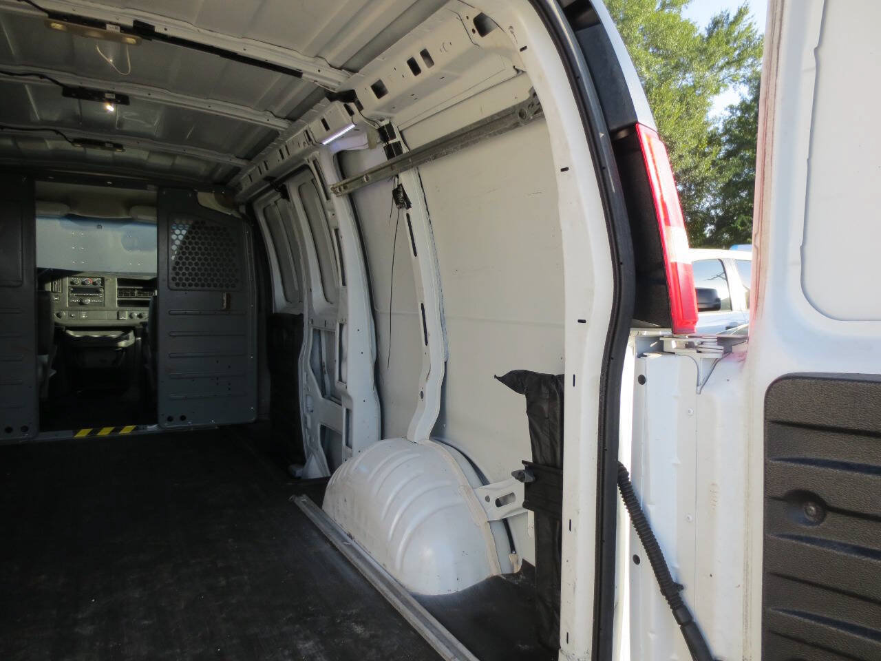 Used 2015 Chevrolet Express 2500 RWD image 7