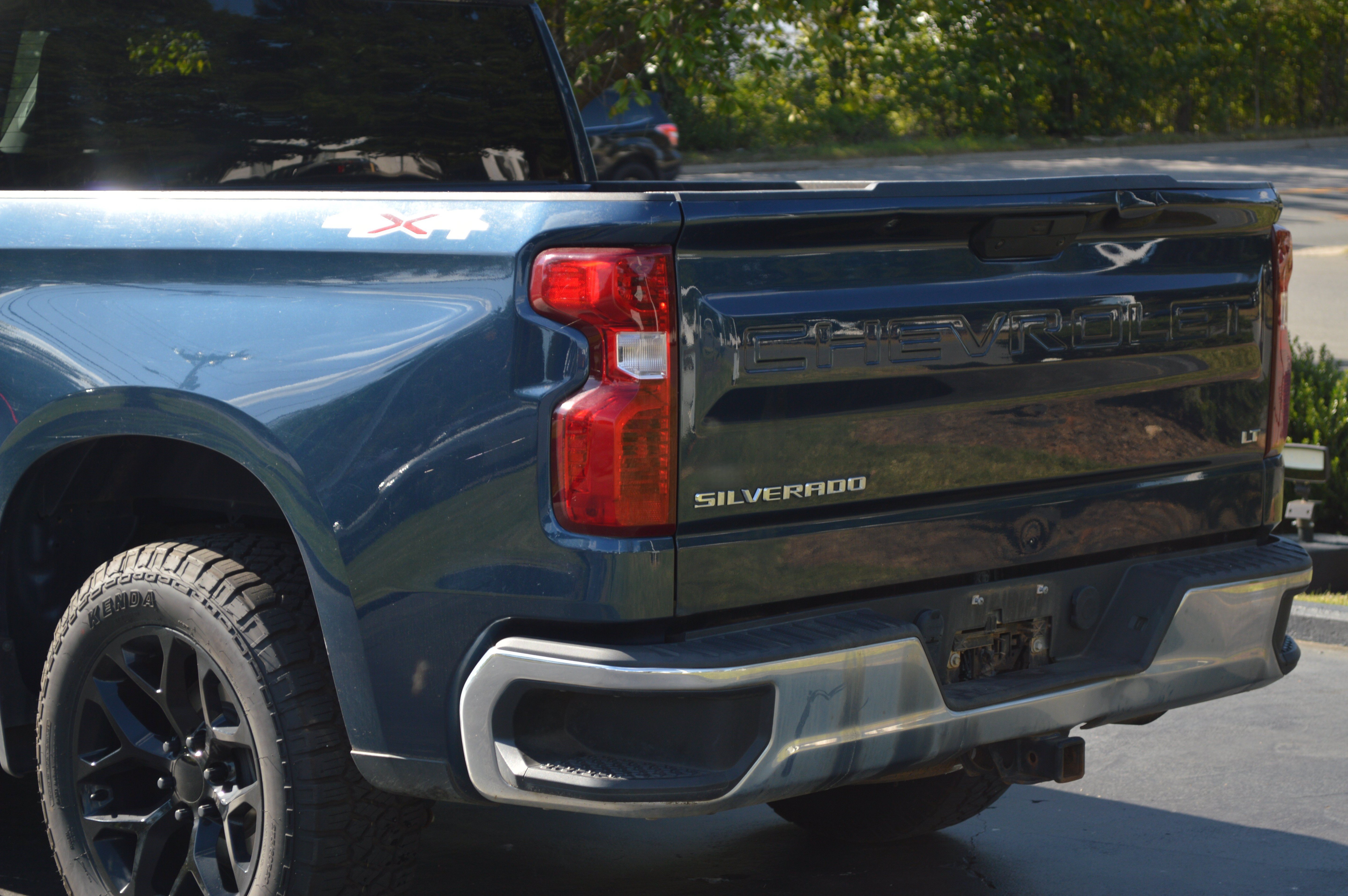 Used 2021 Chevrolet Silverado 1500 LT AWD/4WD image 3