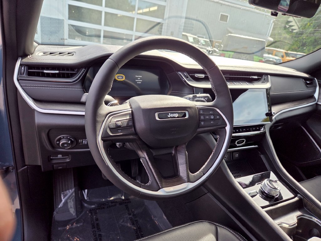 Used 2026 Jeep Grand Cherokee Limited AWD/4WD image 14