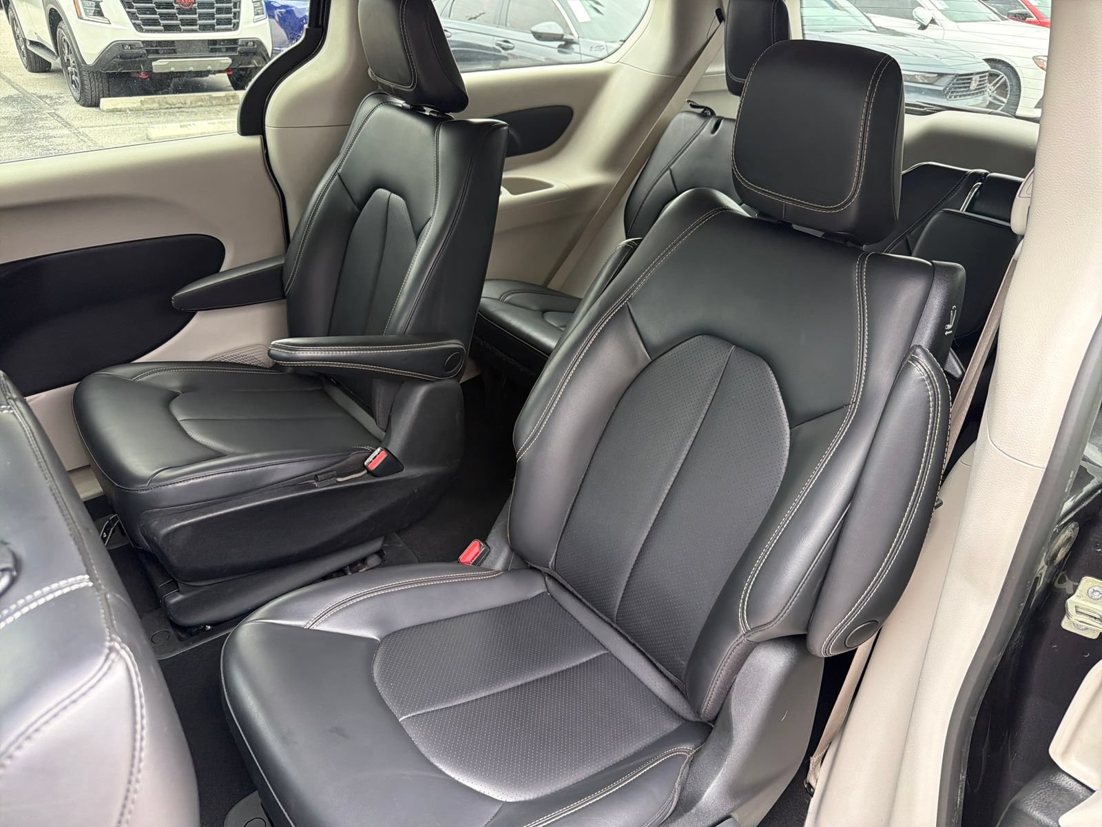 Used 2023 Chrysler Pacifica Touring-L FWD image 32