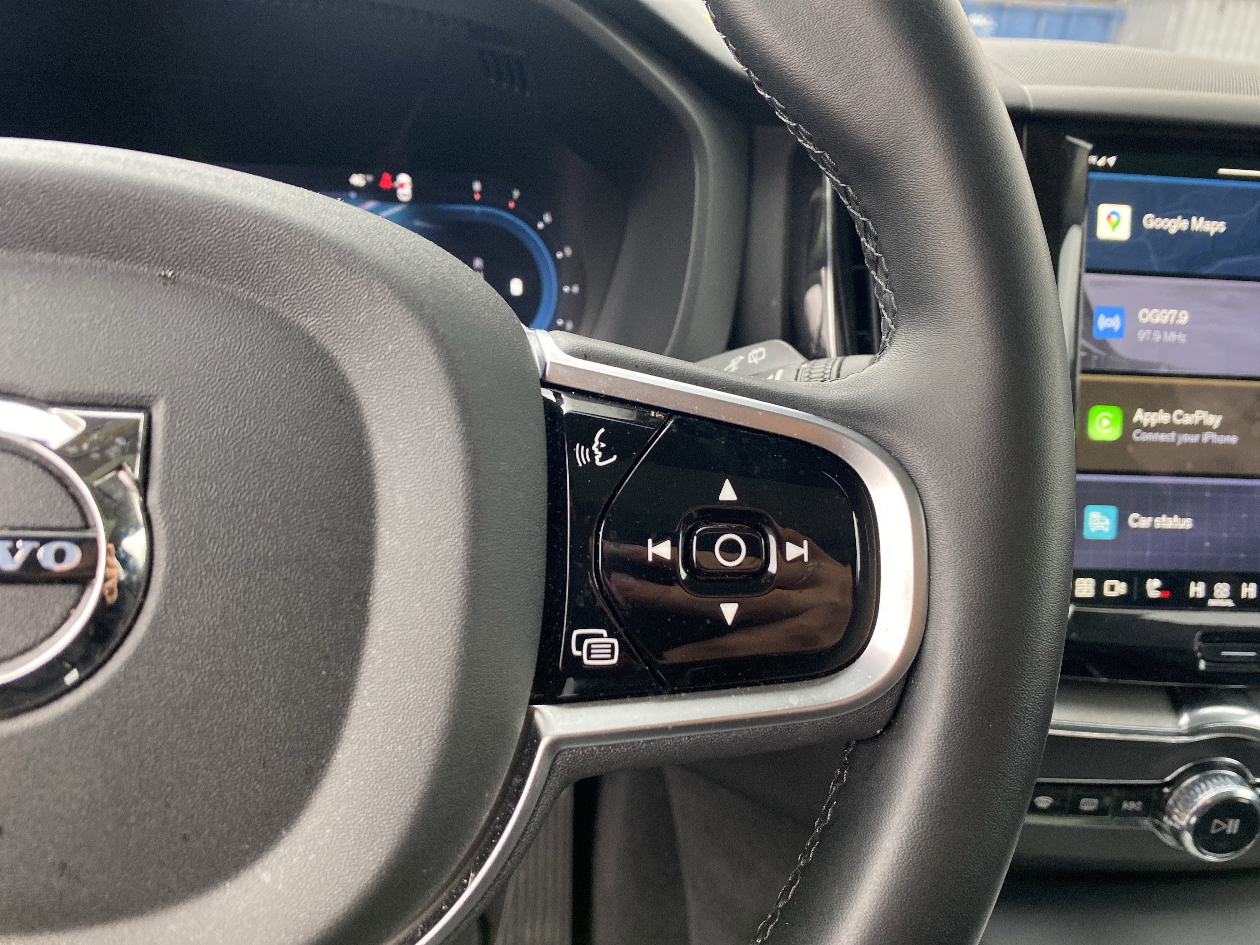 Used 2025 Volvo XC60 B5 Plus image 25