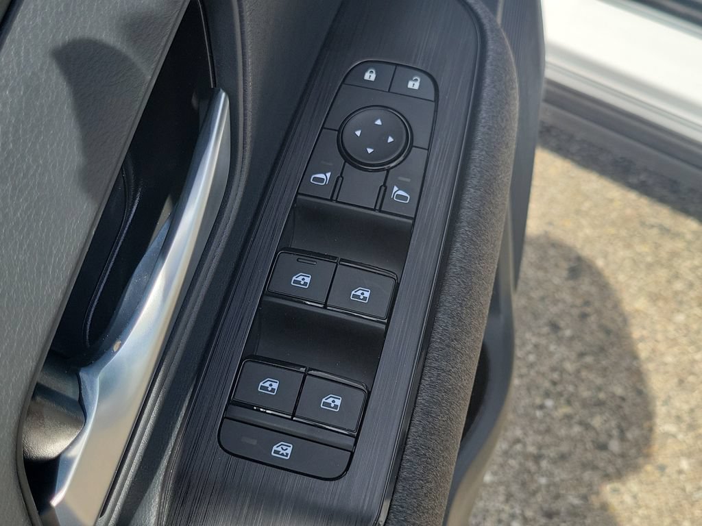 Used 2025 Nissan Kicks SV AWD/4WD image 10