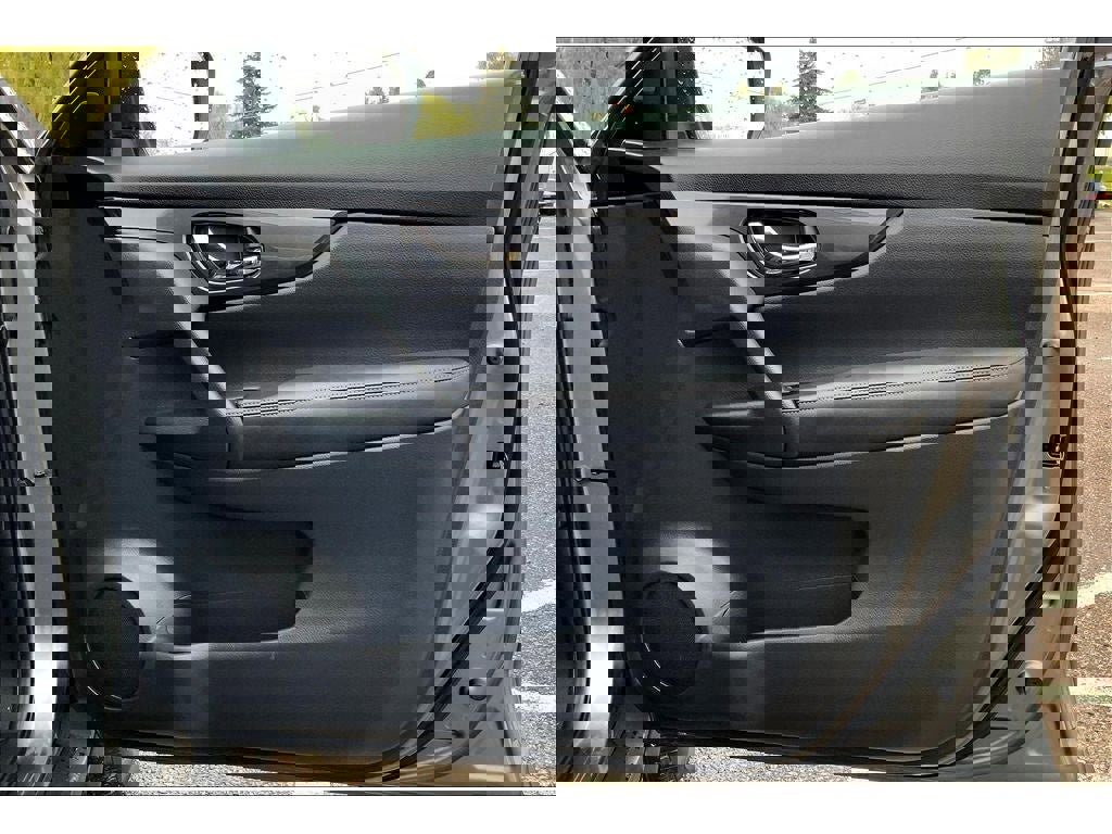 Used 2018 Nissan Rogue SV image 24