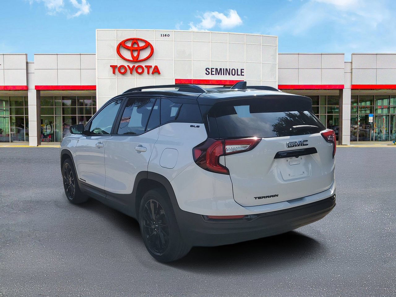 Used 2023 GMC Terrain SLE w/ Driver Convenience Package FWD image 4