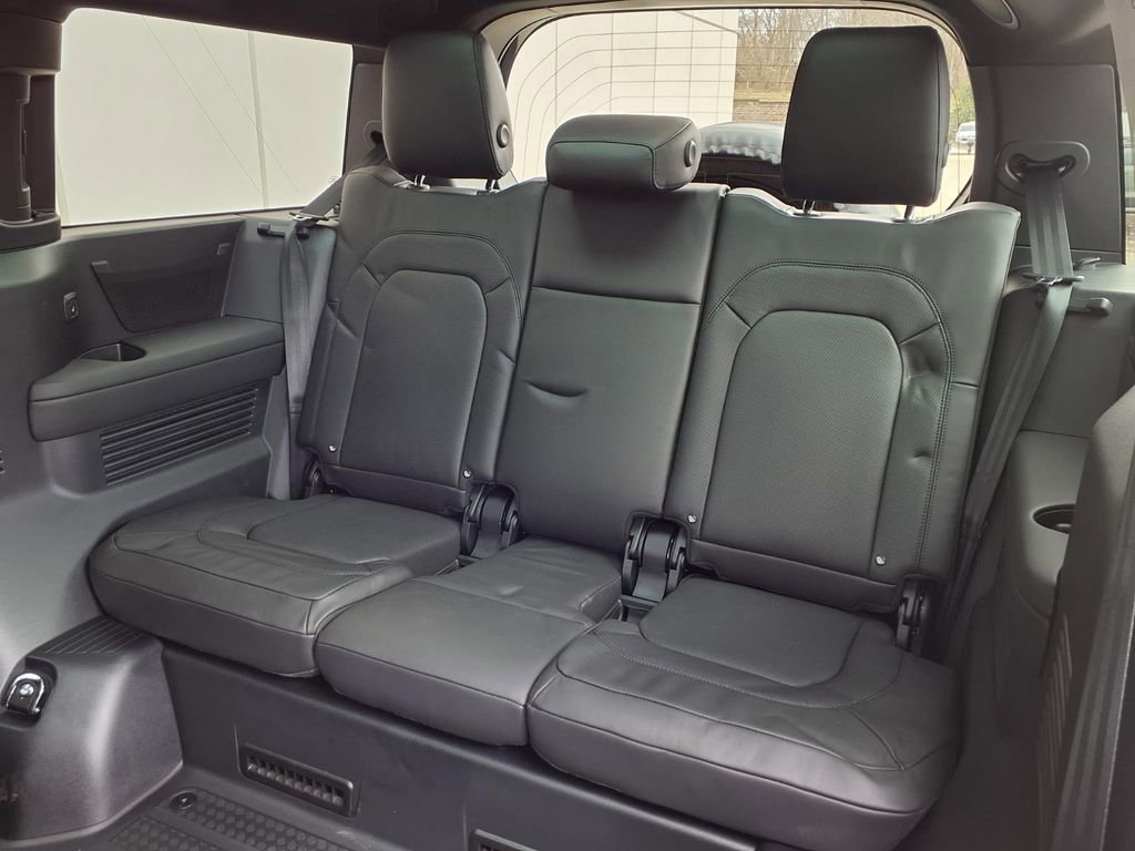 New 2026 Land Rover Defender 130 X-Dynamic SE AWD/4WD image 26