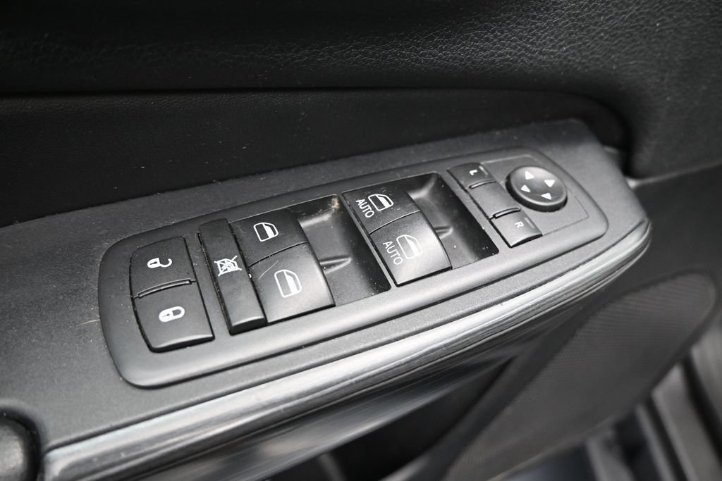 Used 2017 Jeep Cherokee Trailhawk AWD/4WD image 11