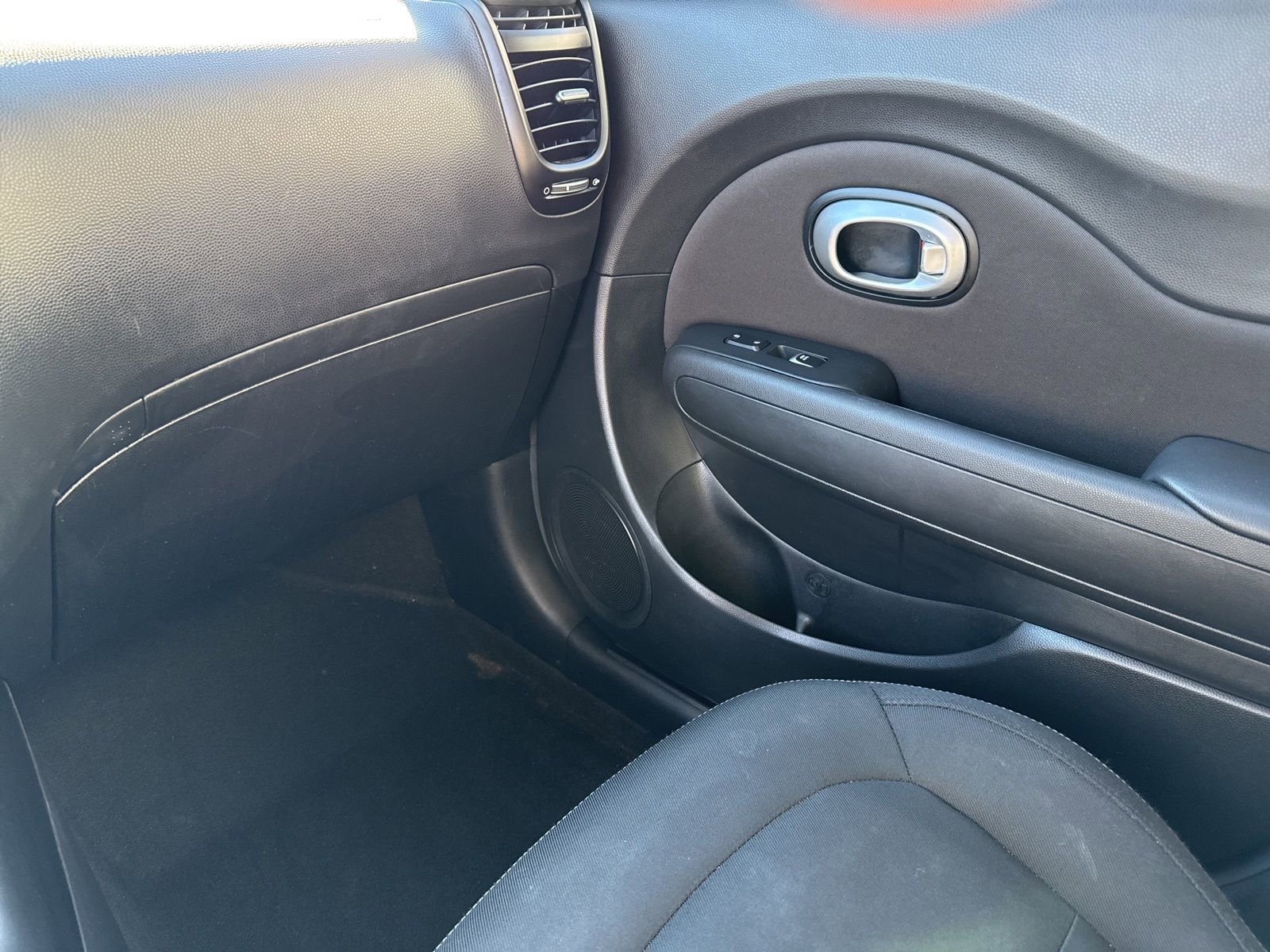 Used 2017 Kia Soul + image 25