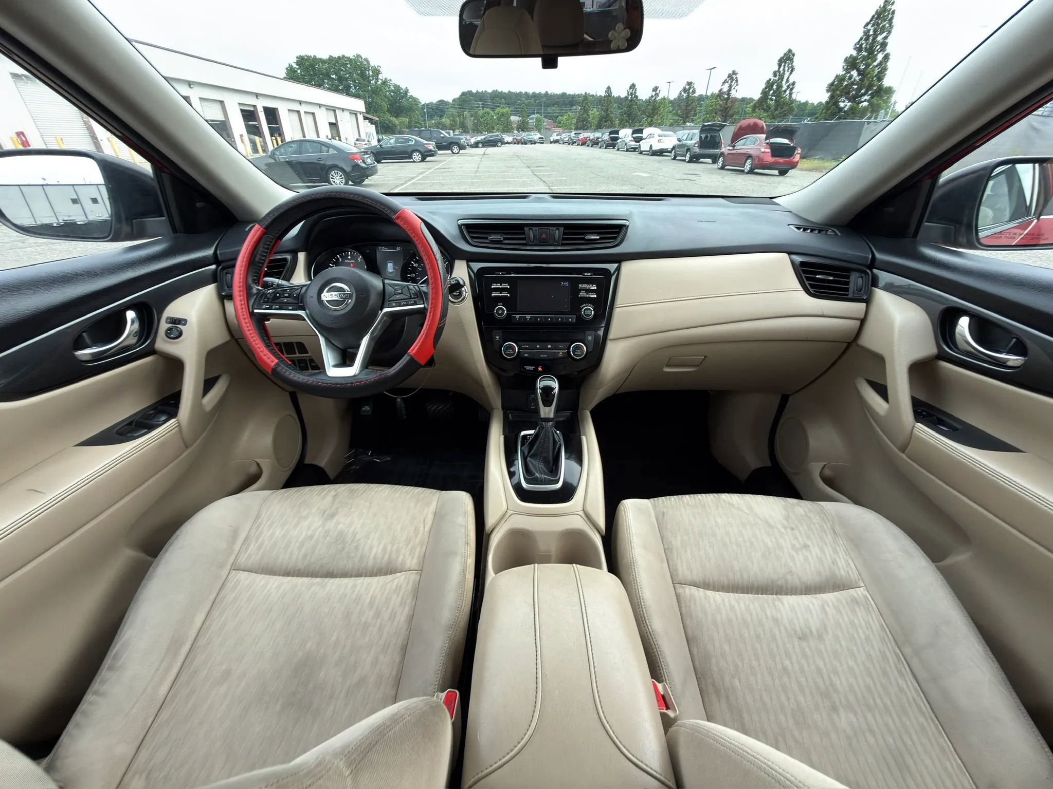 Used 2017 Nissan Rogue SV AWD/4WD image 3