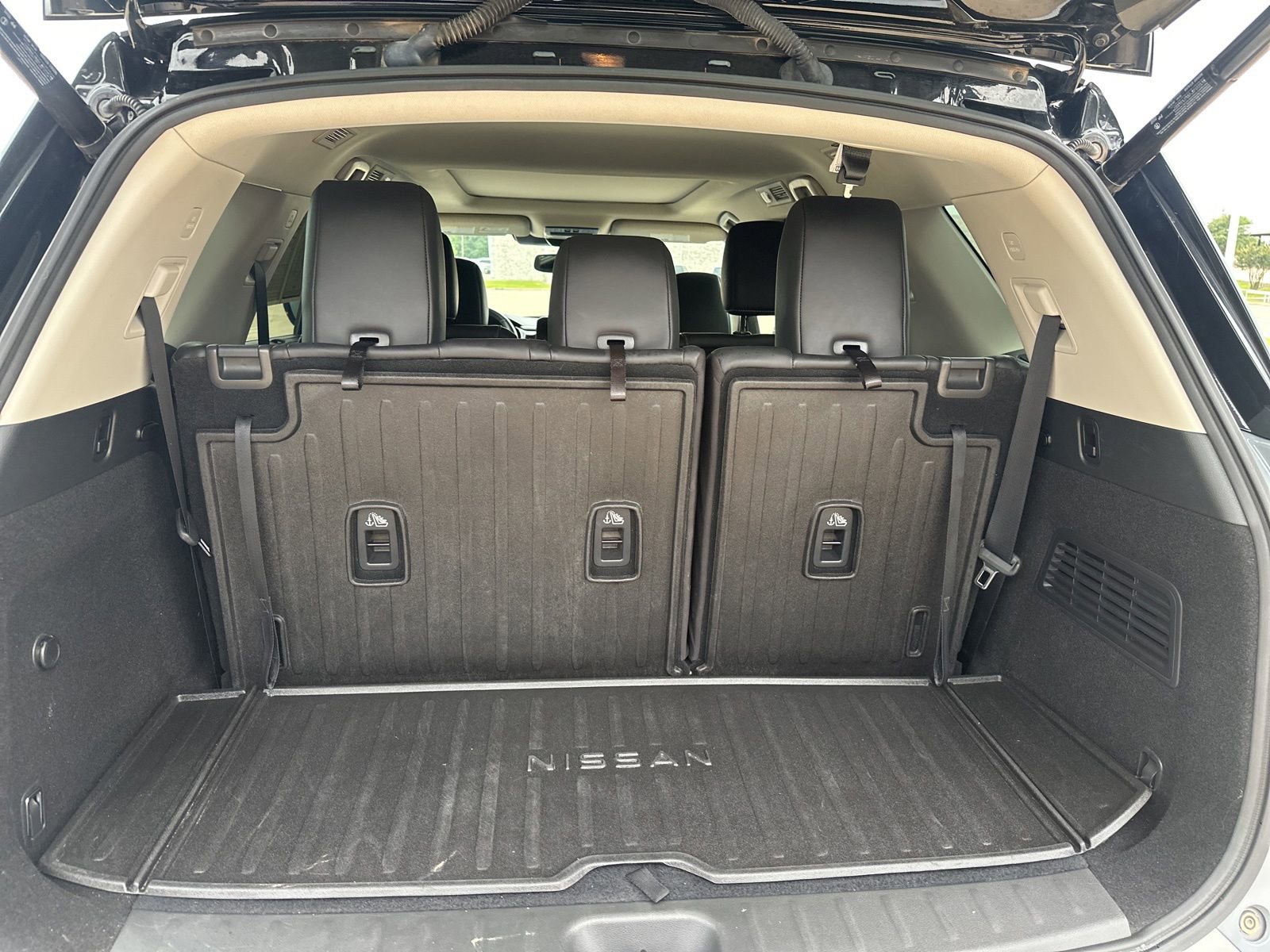 Used 2022 Nissan Pathfinder Platinum w/ Cargo Package FWD image 9