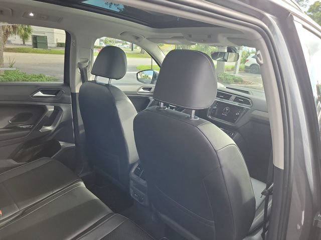 Used 2021 Volkswagen Tiguan SE w/ Panoramic Sunroof Package FWD image 9